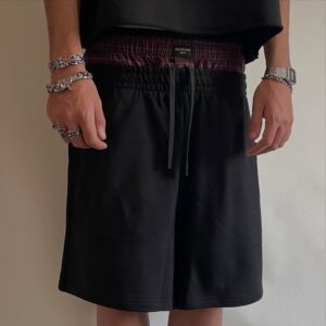 شلوارک دوکمره BALENCIAGA UNISEX با طراحی لایه‌ای (Double Waisted)، پارچه دورس سه نخ، فیت آزاد، مناسب استایل خیابانی و یونیسکس. مناسب استفاده روزمره و استایل‌های مدرن.