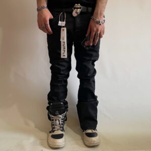 شلوار PURPLE WAXED JEAN Bootcut با پارچه Premium Denim، پوشش وکس مات و ماندگار، فیت Slim Bootcut، چهار جیب و استایل لوکس Streetwear. مناسب خانم‌ها و آقایان.