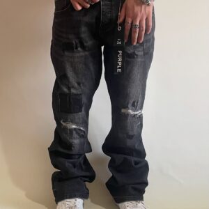 شلوار PURPLE RIPPED JEAN Bootcut با پارچه Premium Denim، طراحی بوتکات، زاپ‌های حرفه‌ای، آستر پلنگی، فیت Regular Bootcut و استایل Streetwear. مناسب خانم‌ها و آقایان.